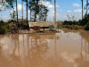 habitations sur la rivière à Bornéo