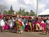 Les femmes apportent leurs "petits cadeaux" en procession